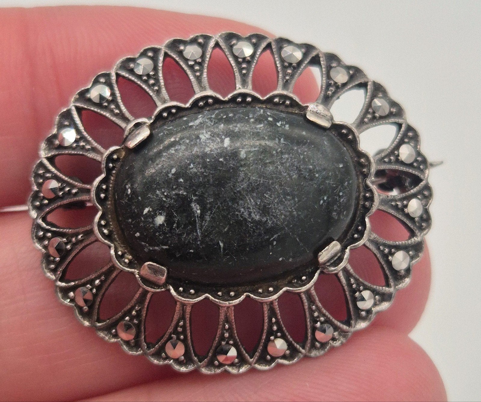 Vintage Zilveren Broche met Markasiet en Groene Steen, 4 tot 7 cm, Gebruikt, Verzenden, Met edelsteen