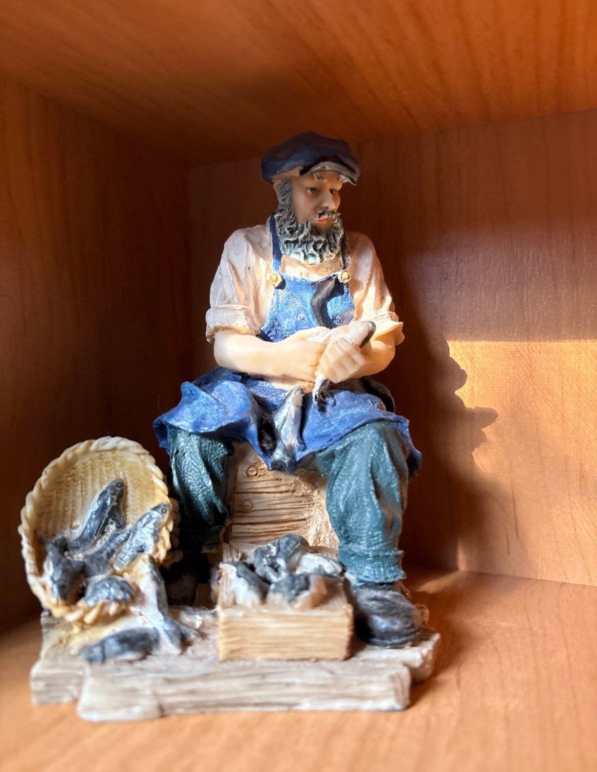 Visserman beeldje met mand vol vis - Decoratie, Ophalen of Verzenden, Zo goed als nieuw, Mens