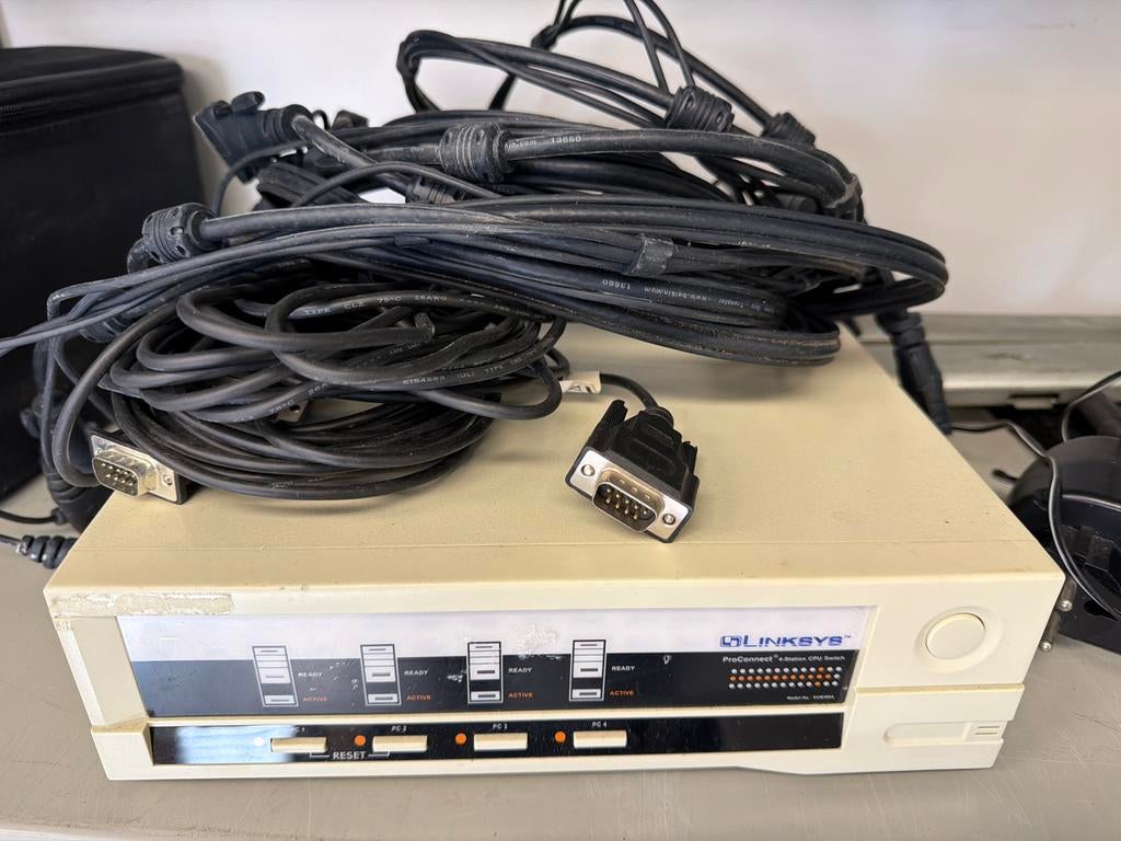Linksys ProConnect KVM Switch 4 poorten met kabels, Computers en Software, Overige Computers en Software, Gebruikt, Ophalen of Verzenden