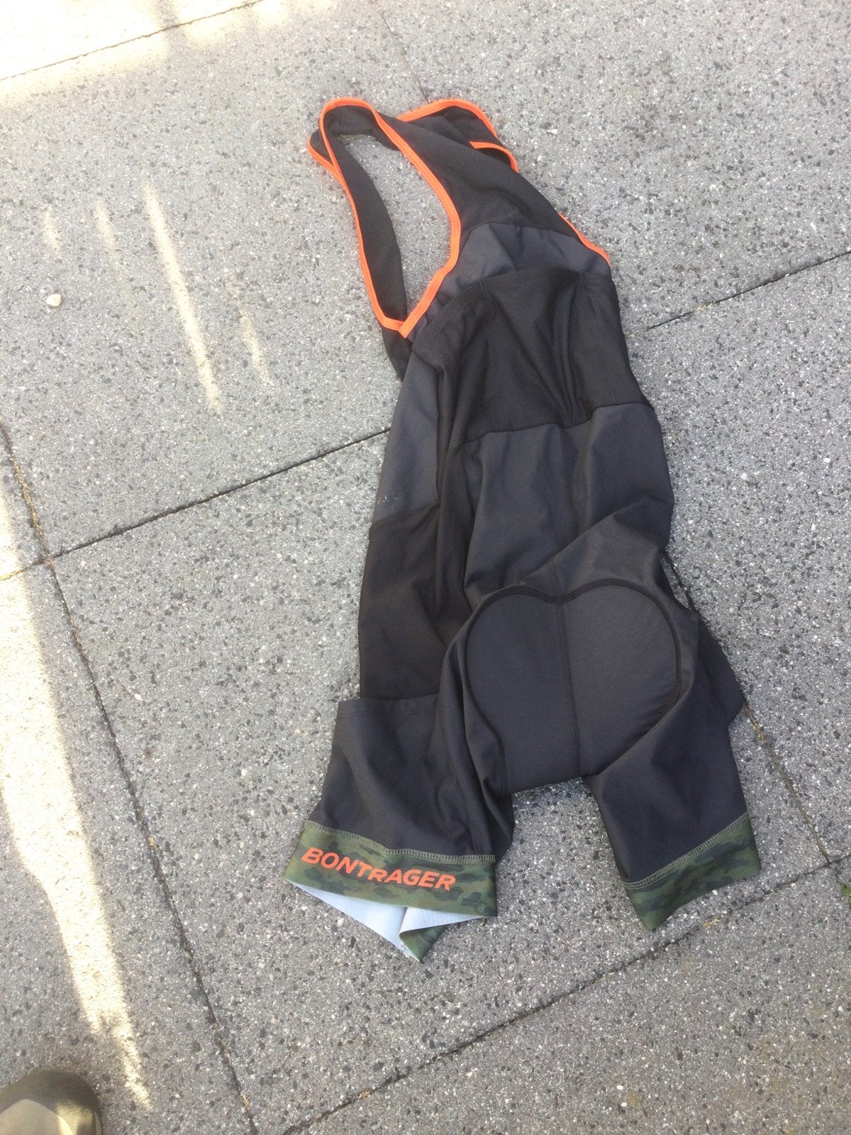 Fietsbroek met zeem en bretels, merk Bontrager maat L € 10,-, Fietsen en Brommers, Fietsaccessoires | Fietskleding, Ophalen of Verzenden