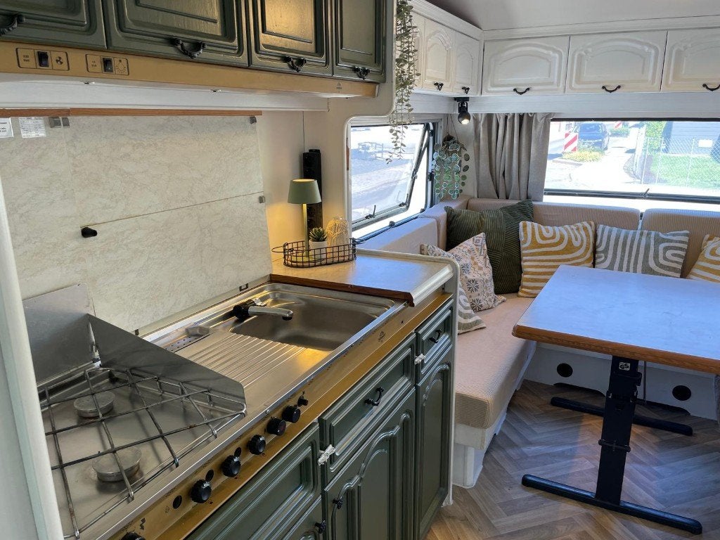 Hobby Prestige Caravan 561 TL + mover + voortent + APK nieuw, Caravans en Kamperen, Overige typen, Koelkast, Rondzit, Hobby