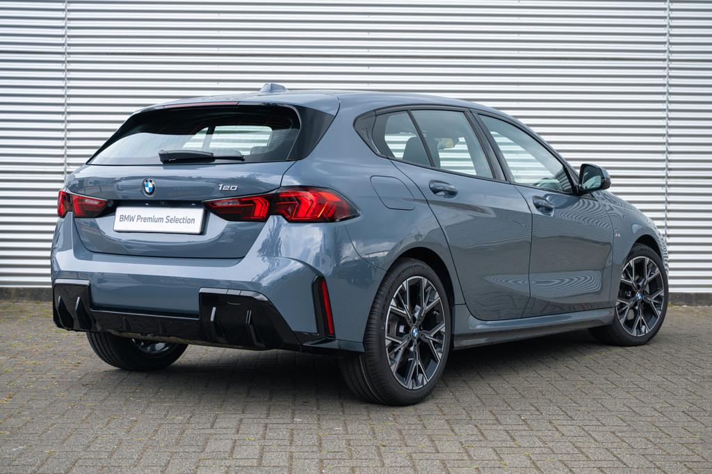 BMW 1 Serie 120 M Sport Automaat / Trekhaak / Sportstoelen /, Gebruikt, Met garantie (alle), Origineel Nederlands, Bedrijf