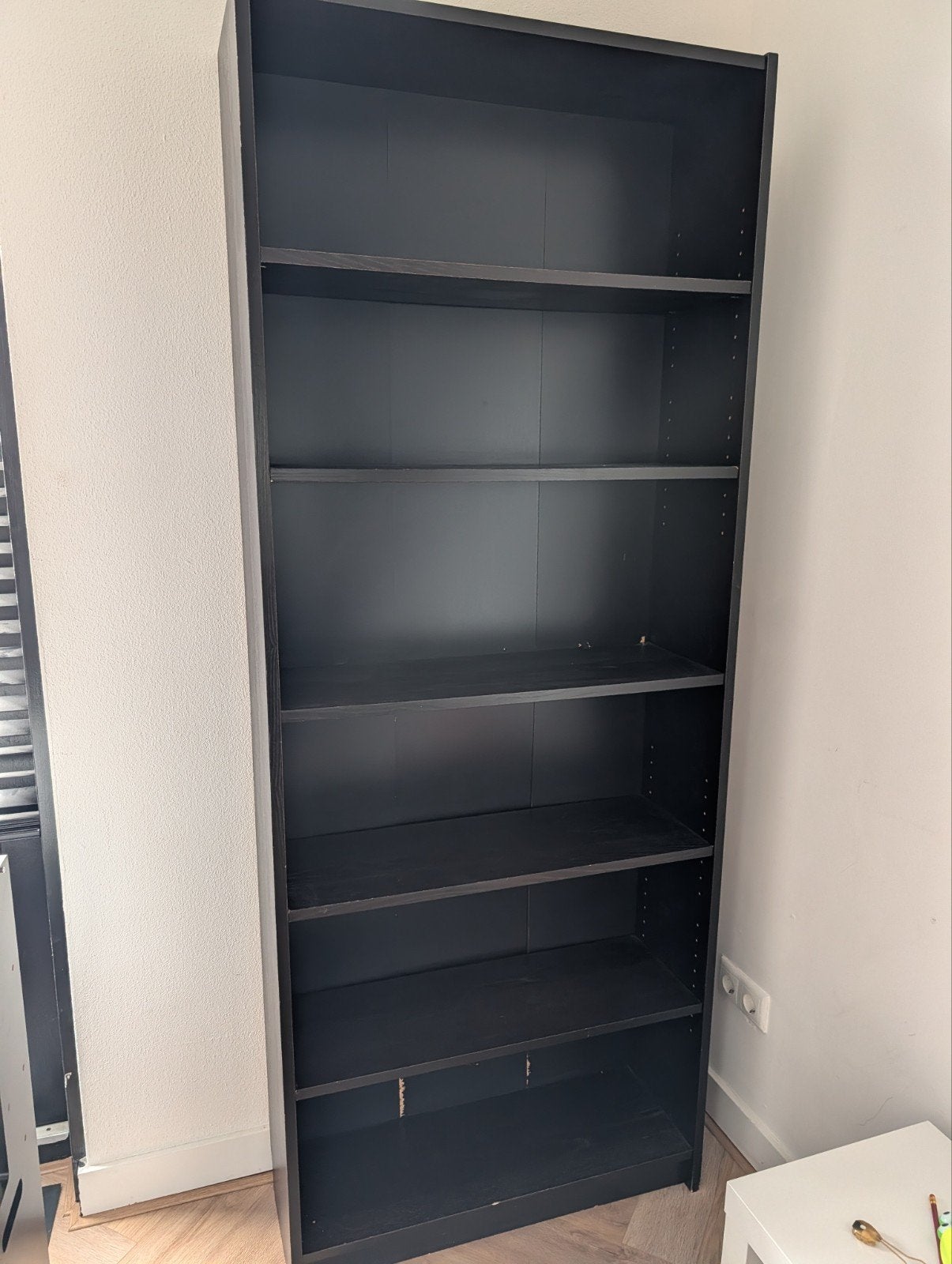 Gratis stevige zwarte boekenkast met gebruikssporen, Ophalen, Met plank(en), Gebruikt, 200 cm of meer