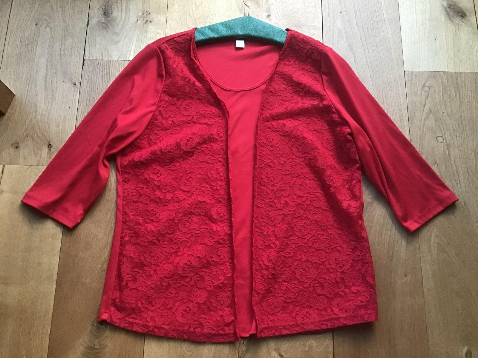 Rood top met kant, maat 42/44 (L), Kleding | Dames, Tops, Maat 42/44 (L), Ophalen of Verzenden, Zo goed als nieuw, Zonder mouw