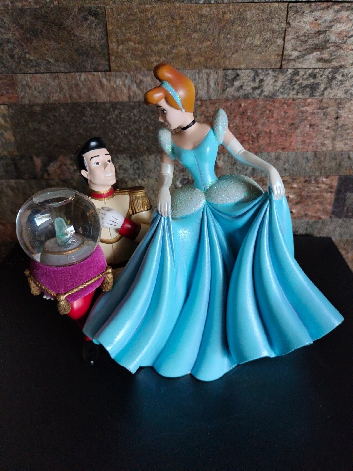 Disney snowglobe Assepoester, Verzamelen, Disney, Zo goed als nieuw, Beeldje of Figuurtje, Assepoester of Belle, Ophalen of Verzenden