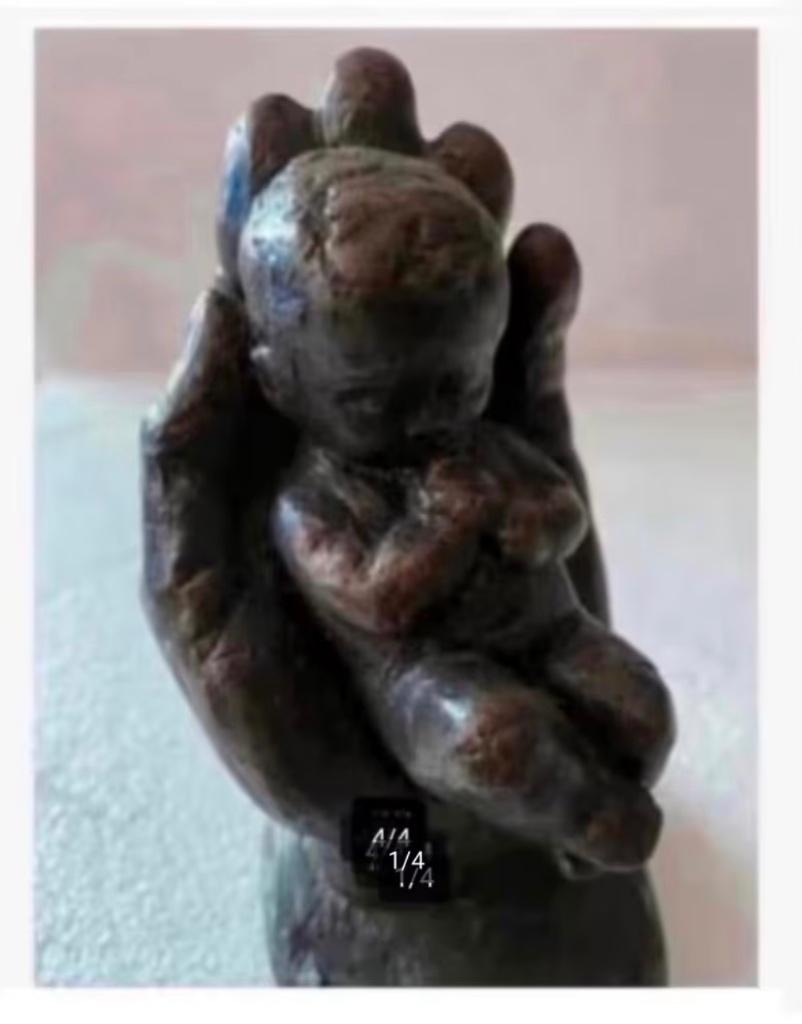 Geert Kunen beeld, kind baby in hand, steen, 11,5 cm, Antiek en Kunst, Ophalen of Verzenden