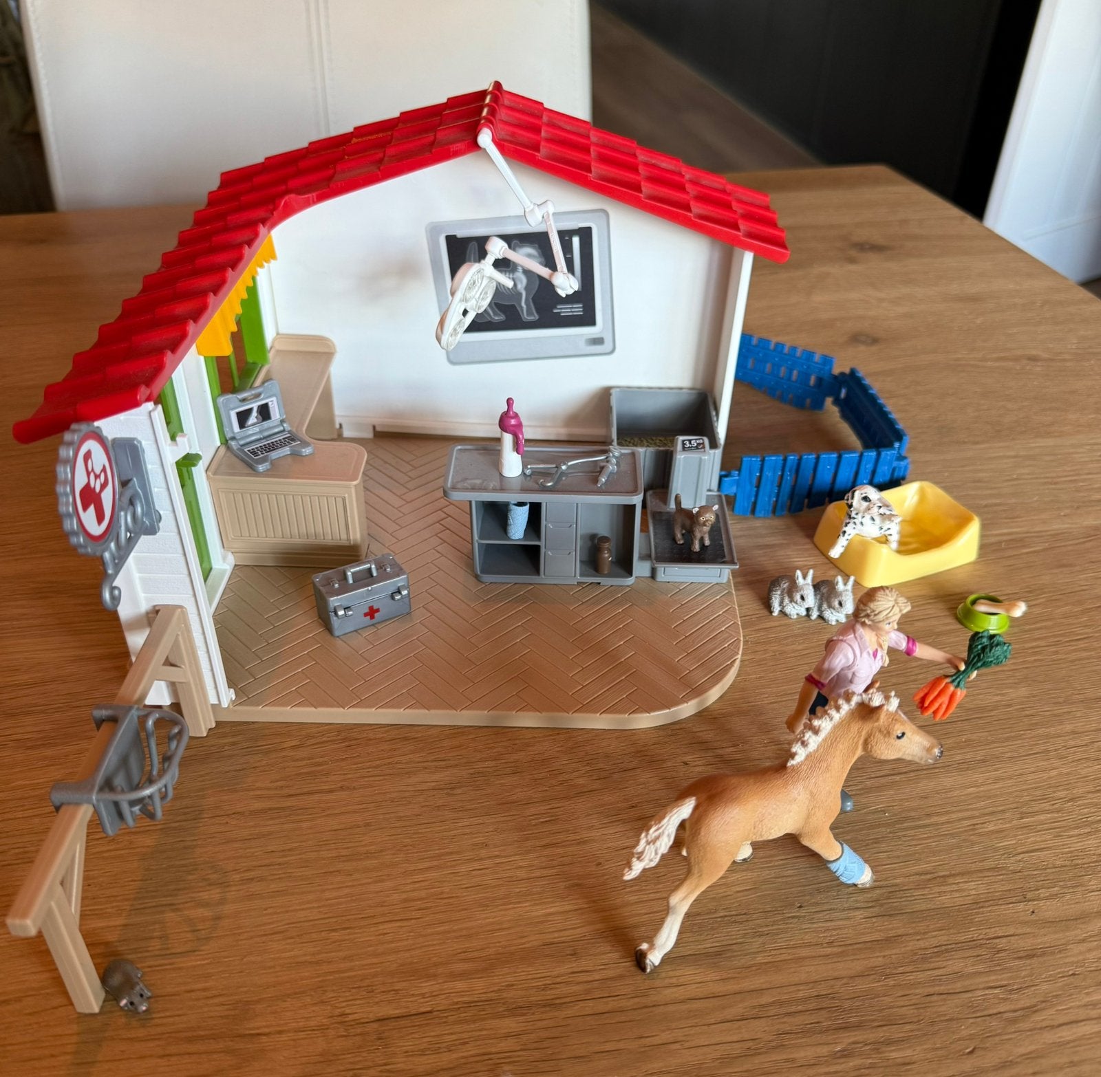 Schleich 42502 dierenkliniek voor huisdieren, Ophalen of Verzenden, Zo goed als nieuw
