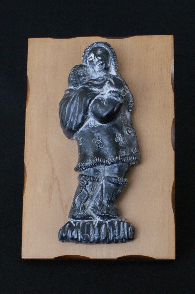 Eskimo met kind. Handgemaakt van steen op hout, Verzamelen, Ophalen of Verzenden, Nieuw, Overige typen