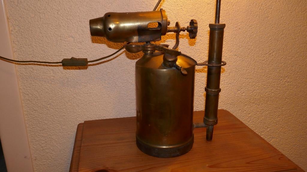 schemerlamp op een antieke benzinebrander, Antiek en Kunst, Antiek | Gereedschap en Instrumenten, Ophalen of Verzenden