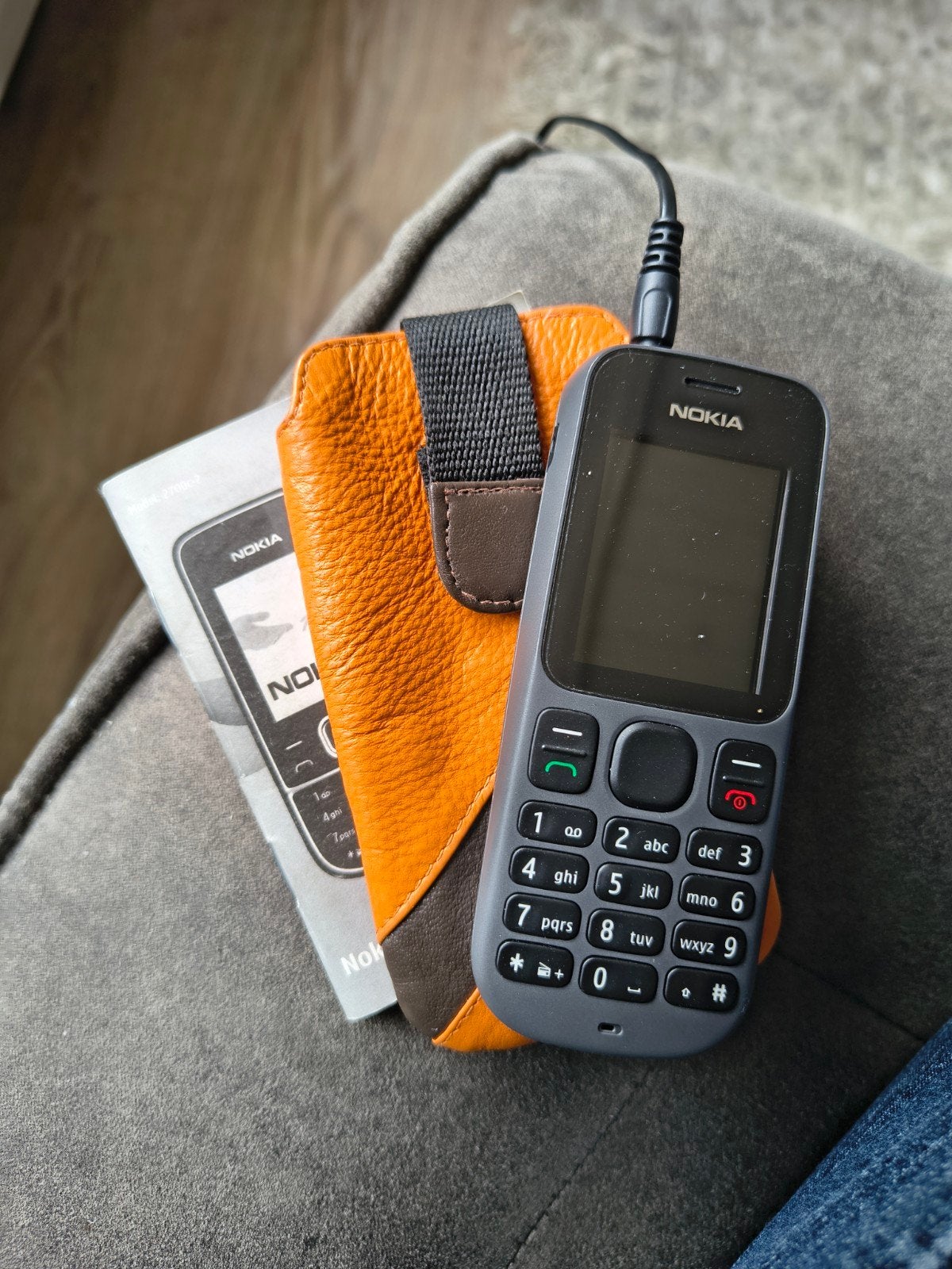 Nokia 2700 Classic met oranje leren hoesje, Gebruikt, Zwart, Fysiek toetsenbord, Ophalen of Verzenden
