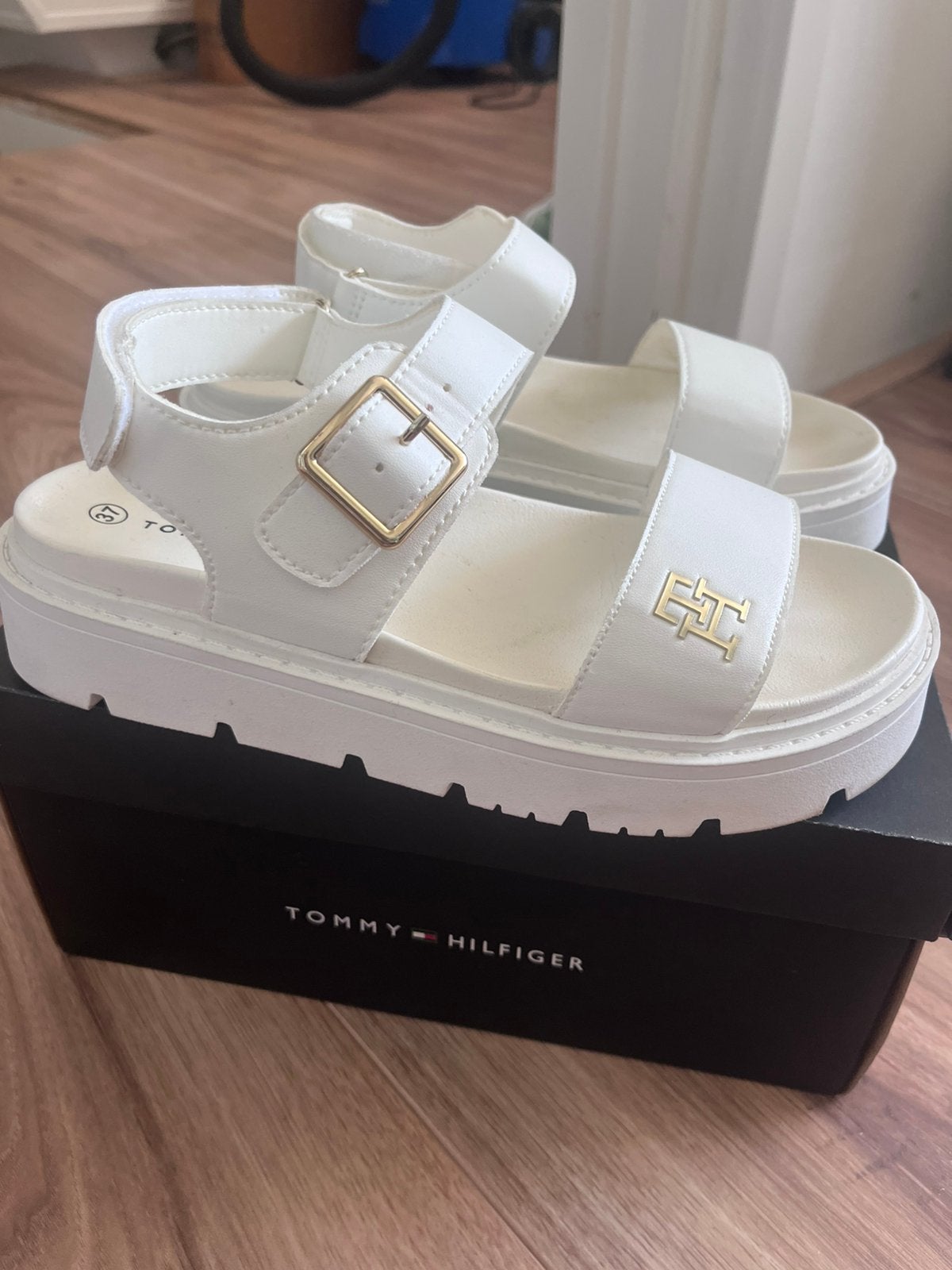 Witte sandalen tommy hilfiger maat 37, Ophalen of Verzenden, Zo goed als nieuw, Wit, Sandalen of Muiltjes