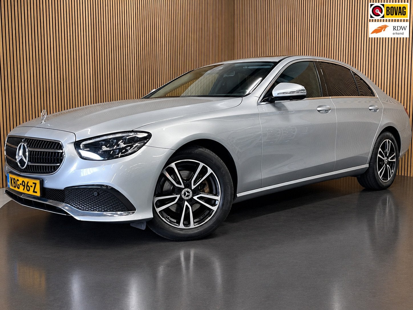 Mercedes-Benz E-klasse 220 d AMG Line|AUTOMAAT|PANO|VOLLEDER, Auto's, Dealer onderhouden, Achterwielaandrijving, Gebruikt, 4 cilinders
