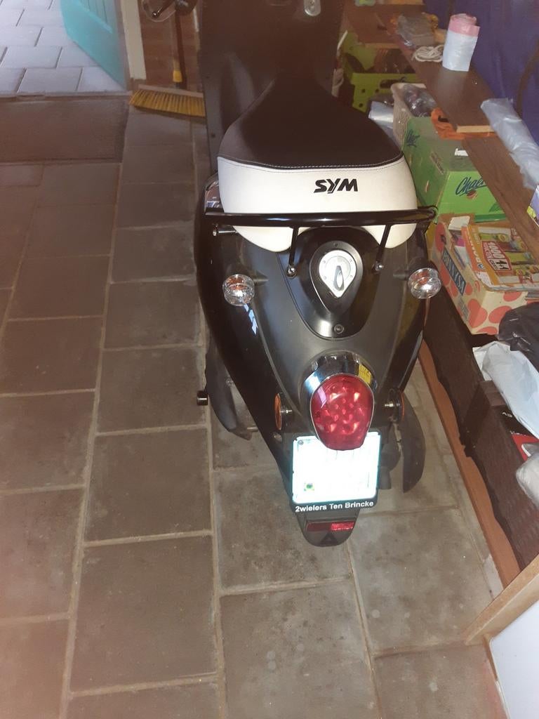 Zeer goed onderhouden Sym Mio snorscooter uit 2015, Fietsen en Brommers, Scooters | SYM, Gebruikt, Benzine, Maximaal 25 km/u, Ophalen