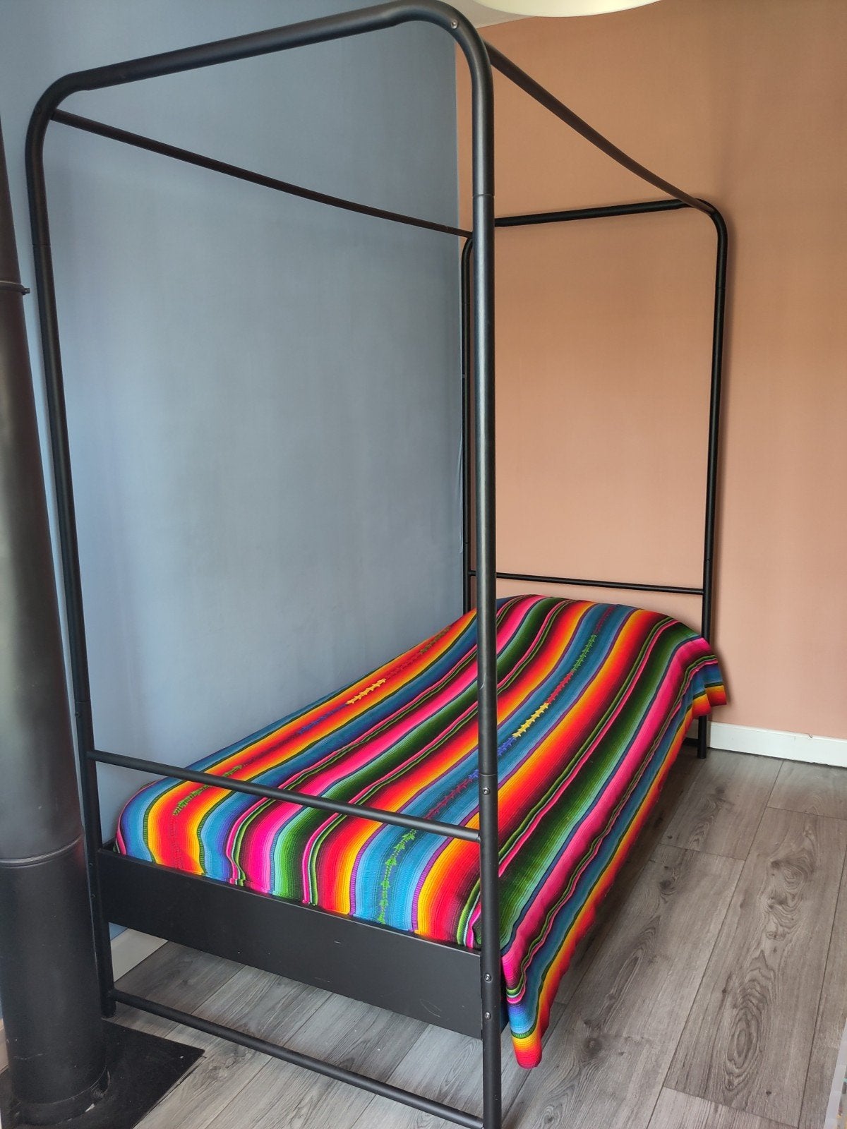 Eenpersoons hemelbed zwart staal, Huis en Inrichting, Slaapkamer | Bedden, Ophalen, 90 cm, Eenpersoons, Zwart