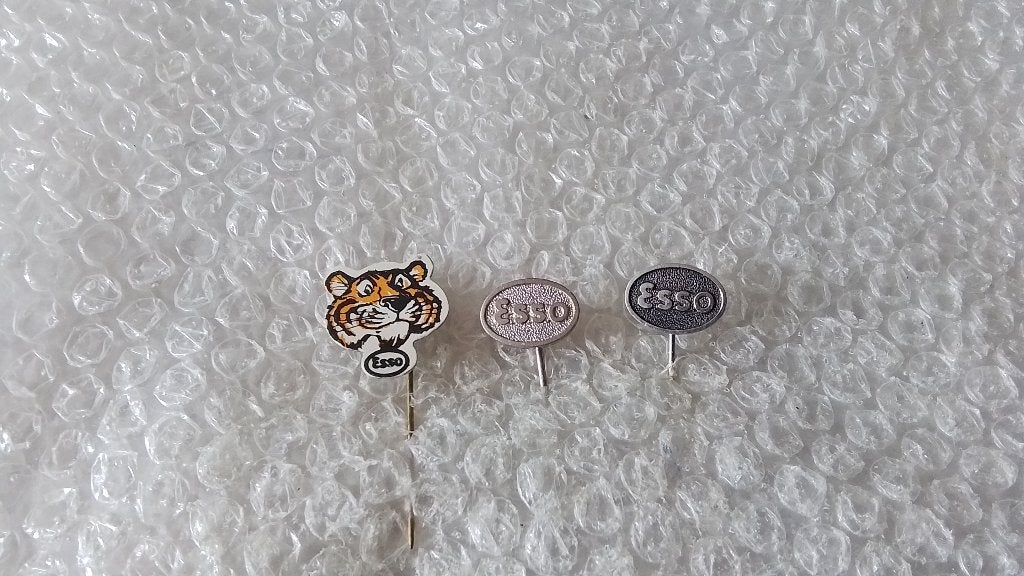 3 verschillende speldjes ESSO brandstoffen, Verzamelen, Ophalen of Verzenden, Zo goed als nieuw, Overige onderwerpen