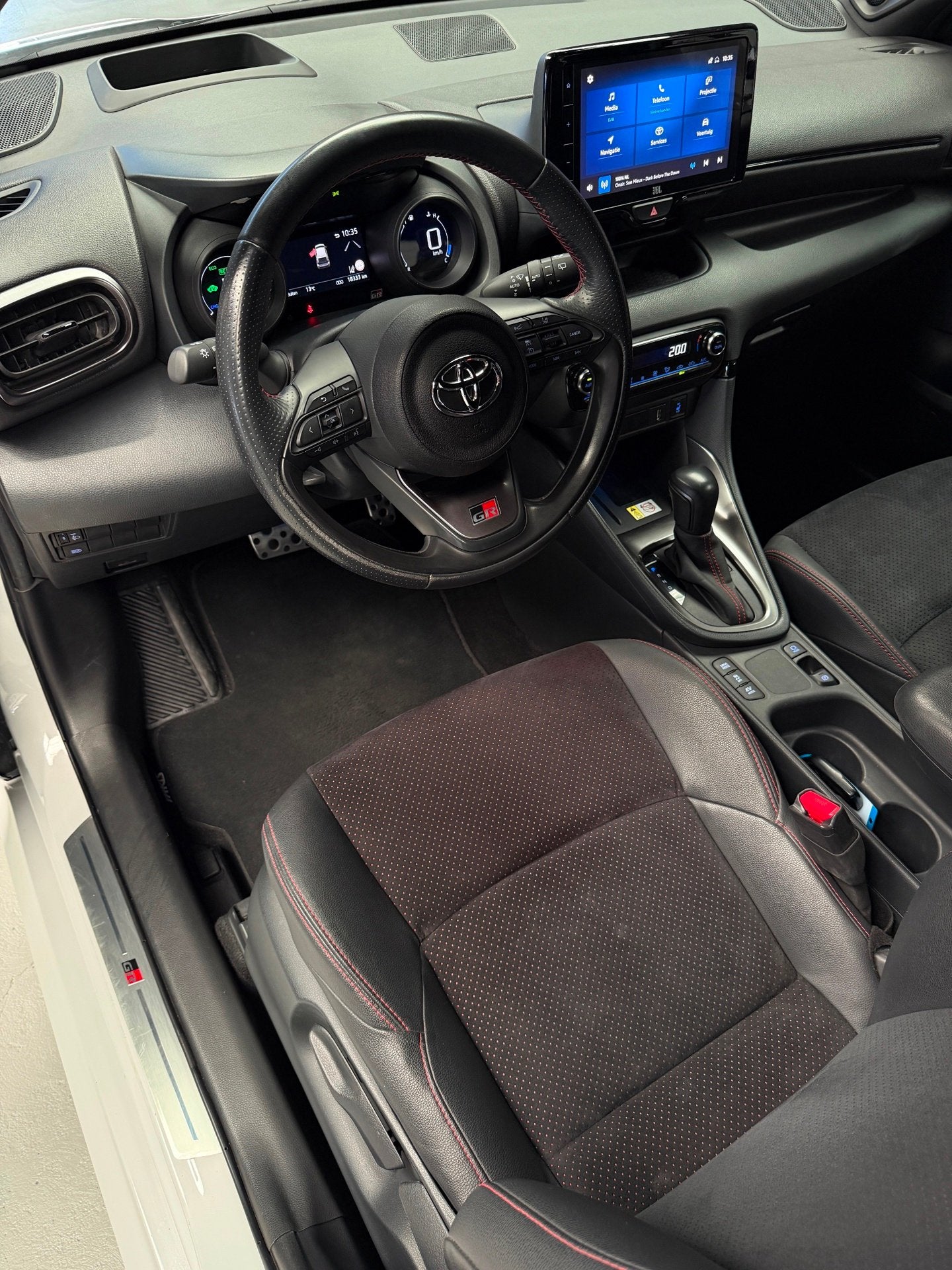 Toyota Yaris 1.5 Hybrid 130 GR SPORT HuD CarPlay Camera, Auto's, 450 kg, Gebruikt, Zwart, Met garantie (alle)