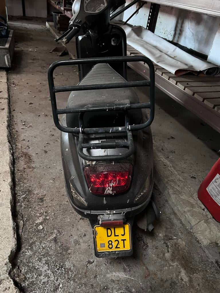 Zwarte Scooter. Degelijke machine, Ophalen, Gebruikt, Benzine, Overige merken