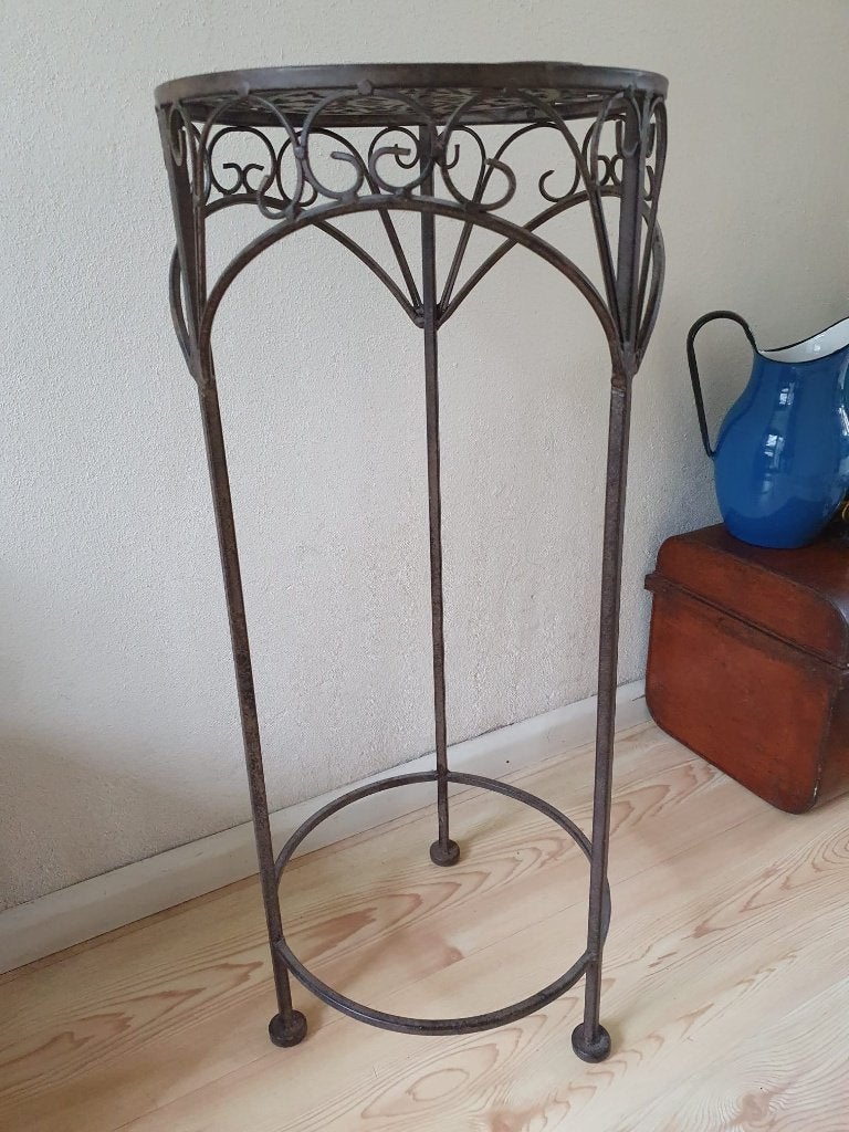 Sierlijke plantentafel in franse stijl. Hoogte 72 cm, Ophalen, Minder dan 55 cm, Metaal of Aluminium, Rond
