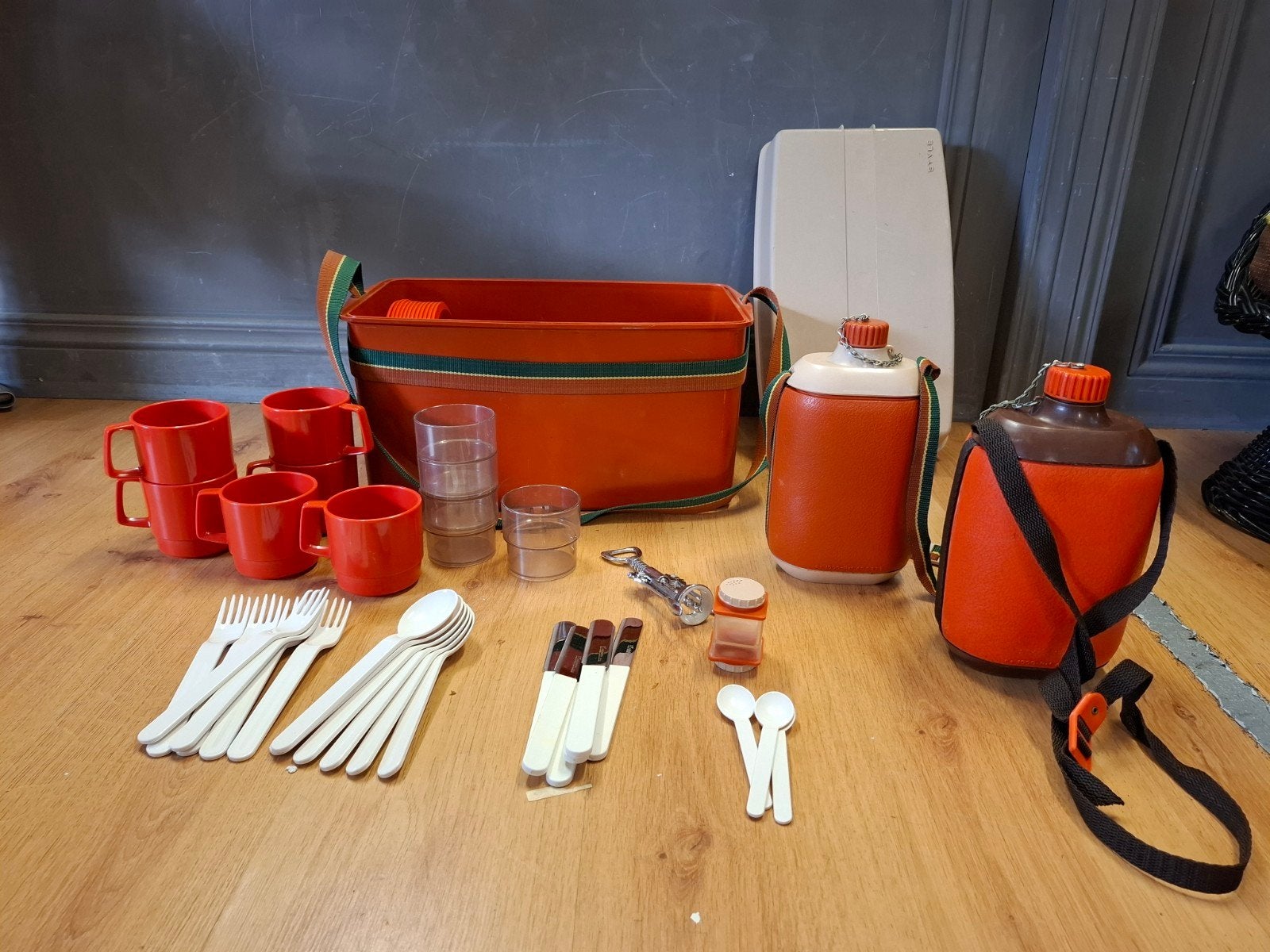 Vintage picknickset camping/oldtimer rit borden beker bestek, Gebruikt, Onbekend, Made in Italy, Niet van toepassing, Ophalen of Verzenden