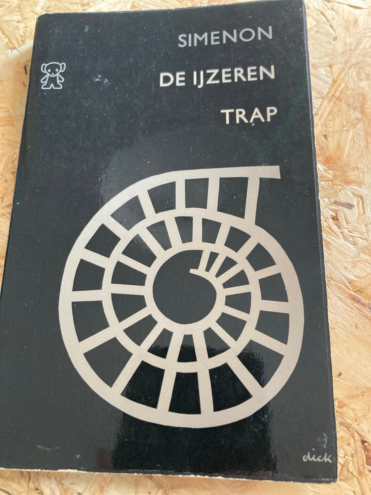 Simenon - De IJzeren Trap (Zwarte Beertjes), Ophalen of Verzenden, Gelezen, Nederland