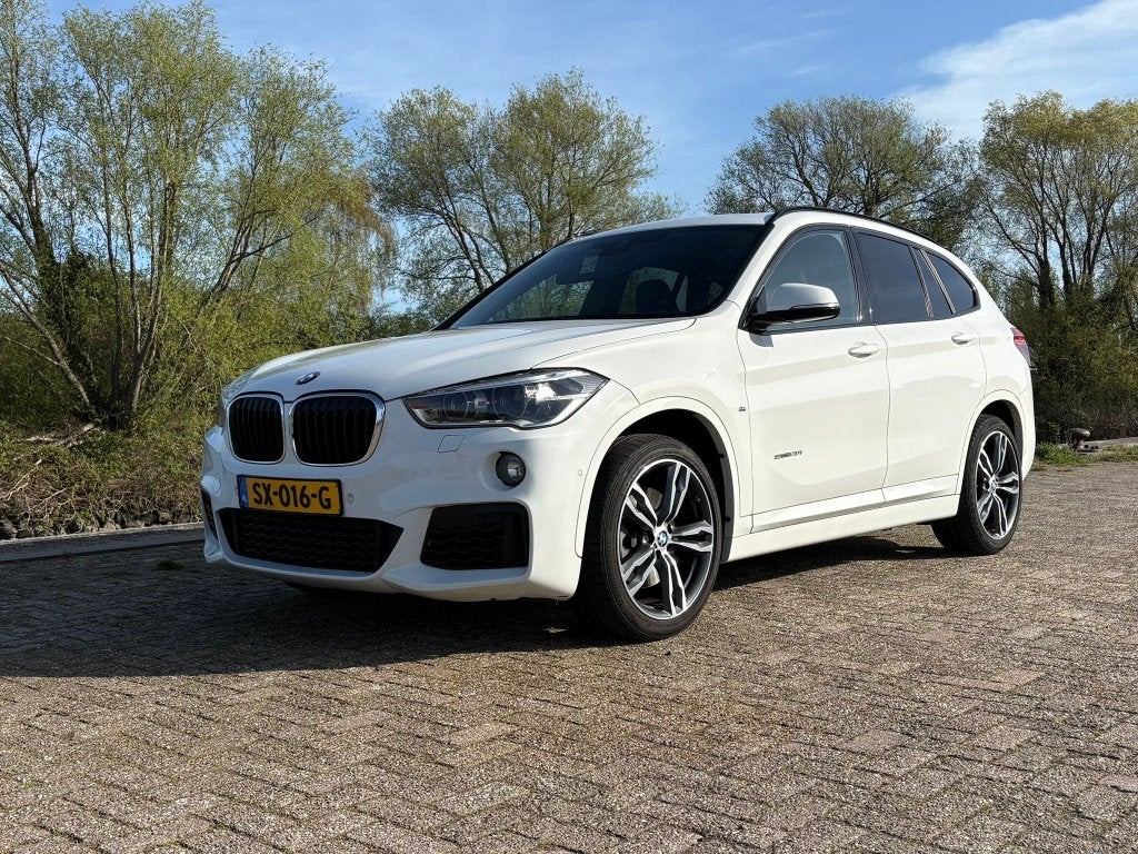BMW X1 Sdrive20i (M-pakket) 192pk Aut 2017 Wit, 1998 cc, 1800 kg, Zwart, Wit