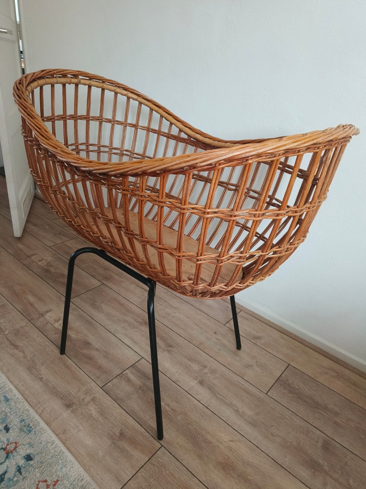 Vintage rotan wieg met zwart metalen onderstel, Ophalen, Gebruikt, Wieg