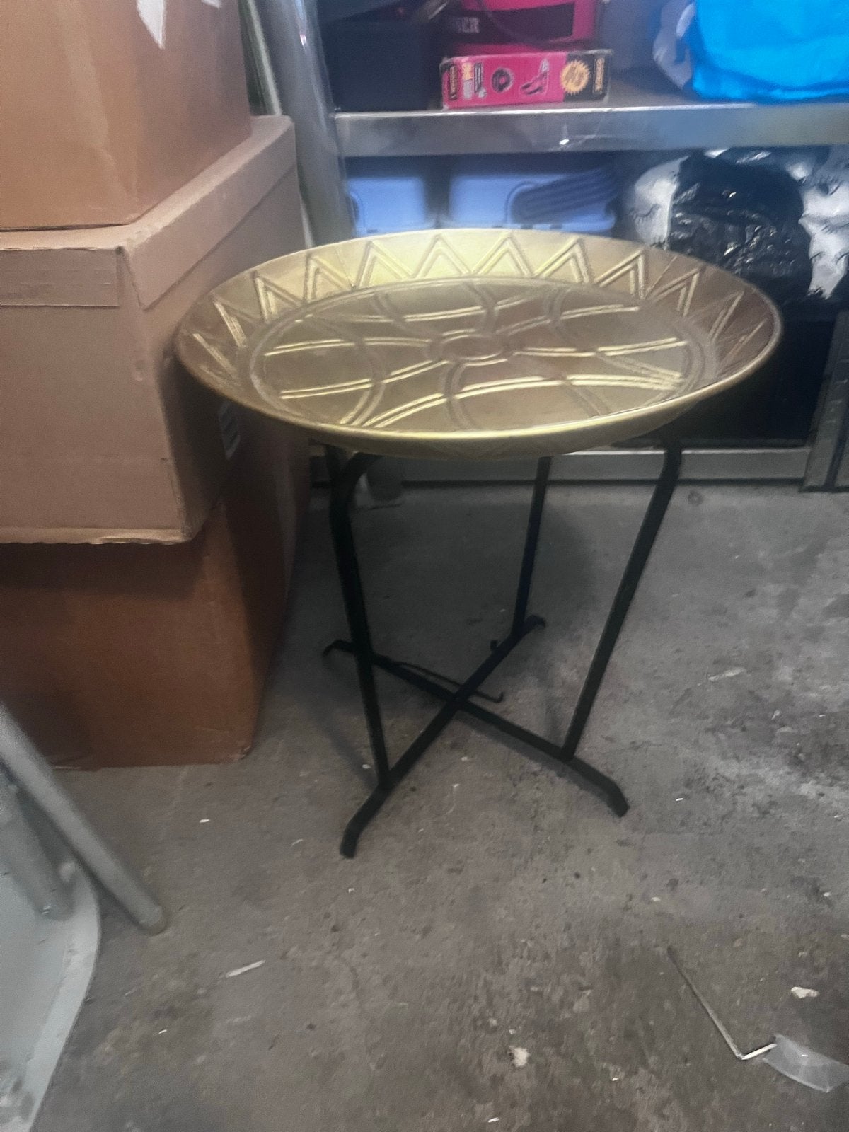 Gouden bijzettafel met decoratief blad, Huis en Inrichting, Tafels | Bijzettafels, 45 tot 60 cm, Gebruikt, Metaal of Aluminium
