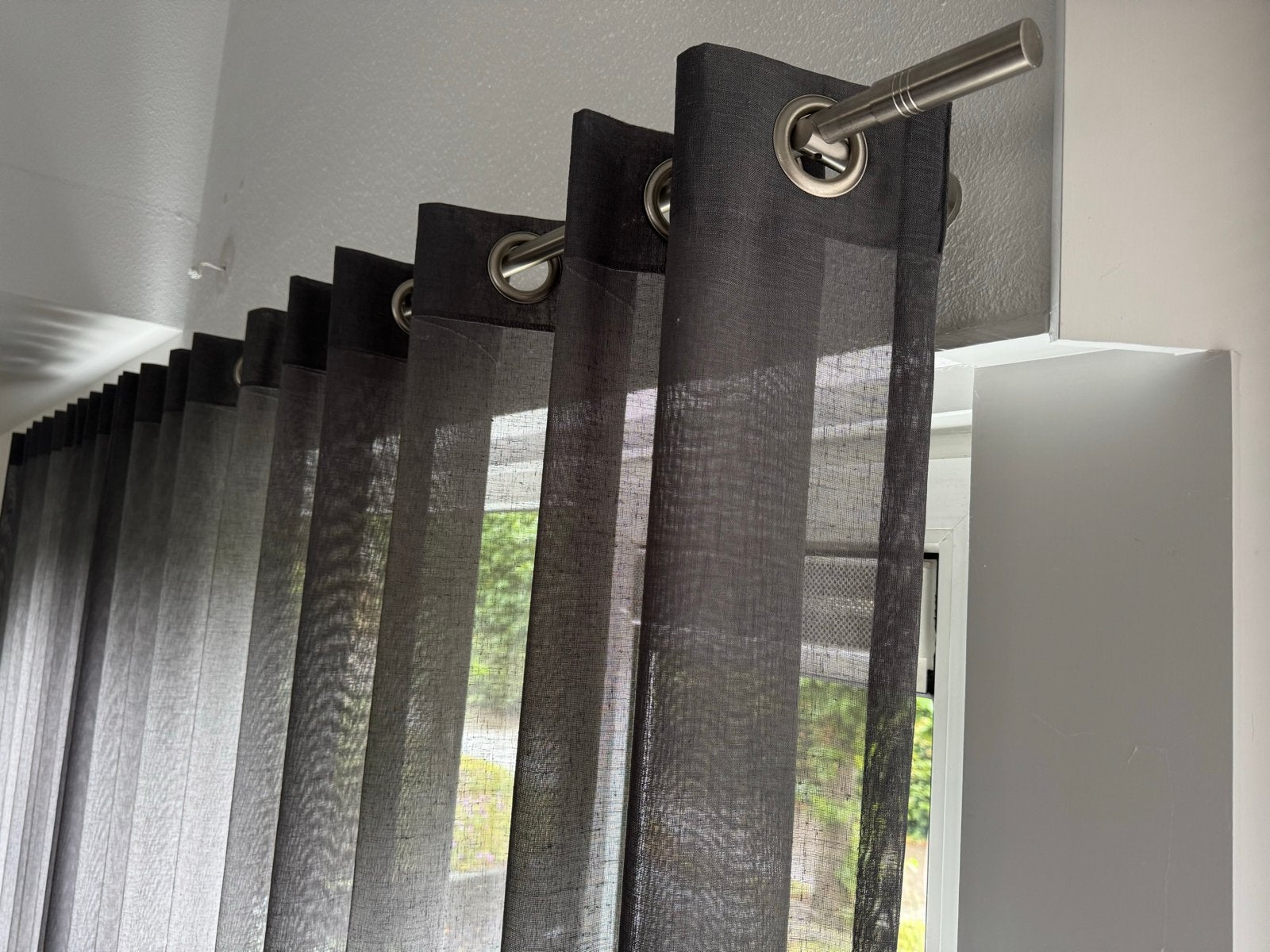Stijlvolle donkergrijze vitrage met ringen, Huis en Inrichting, Stoffering | Gordijnen en Lamellen, Ophalen, Vitrage, Grijs, Lichtdoorlatend