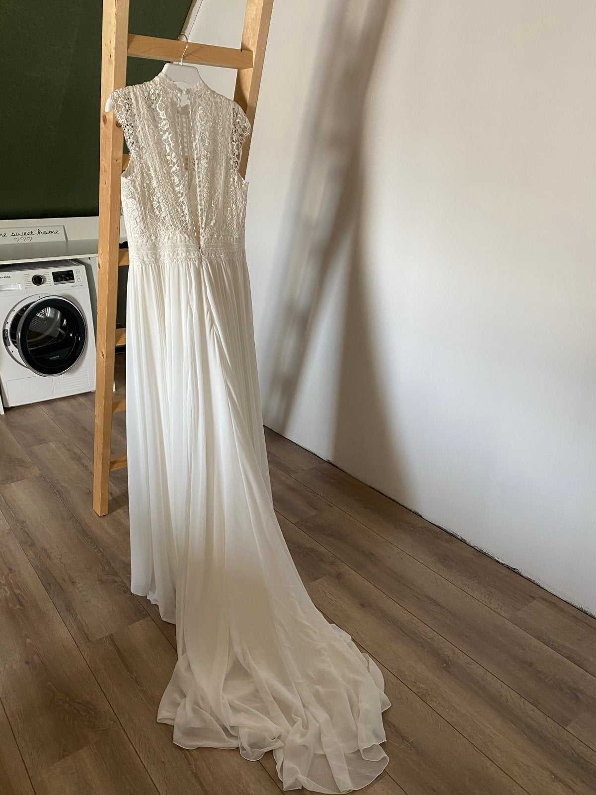 Prachtige trouwjurk met kanten details Enzoani BT19-19, Ophalen of Verzenden, Zo goed als nieuw, Wit, Trouwjurk