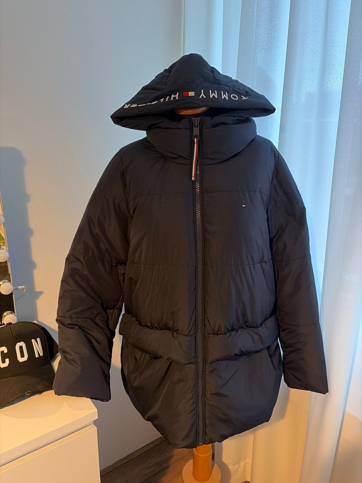 Tommy Hilfiger Zwarte Puffer Jas met Capuchon, Ophalen, Zo goed als nieuw, Maat 42/44 (L), Blauw