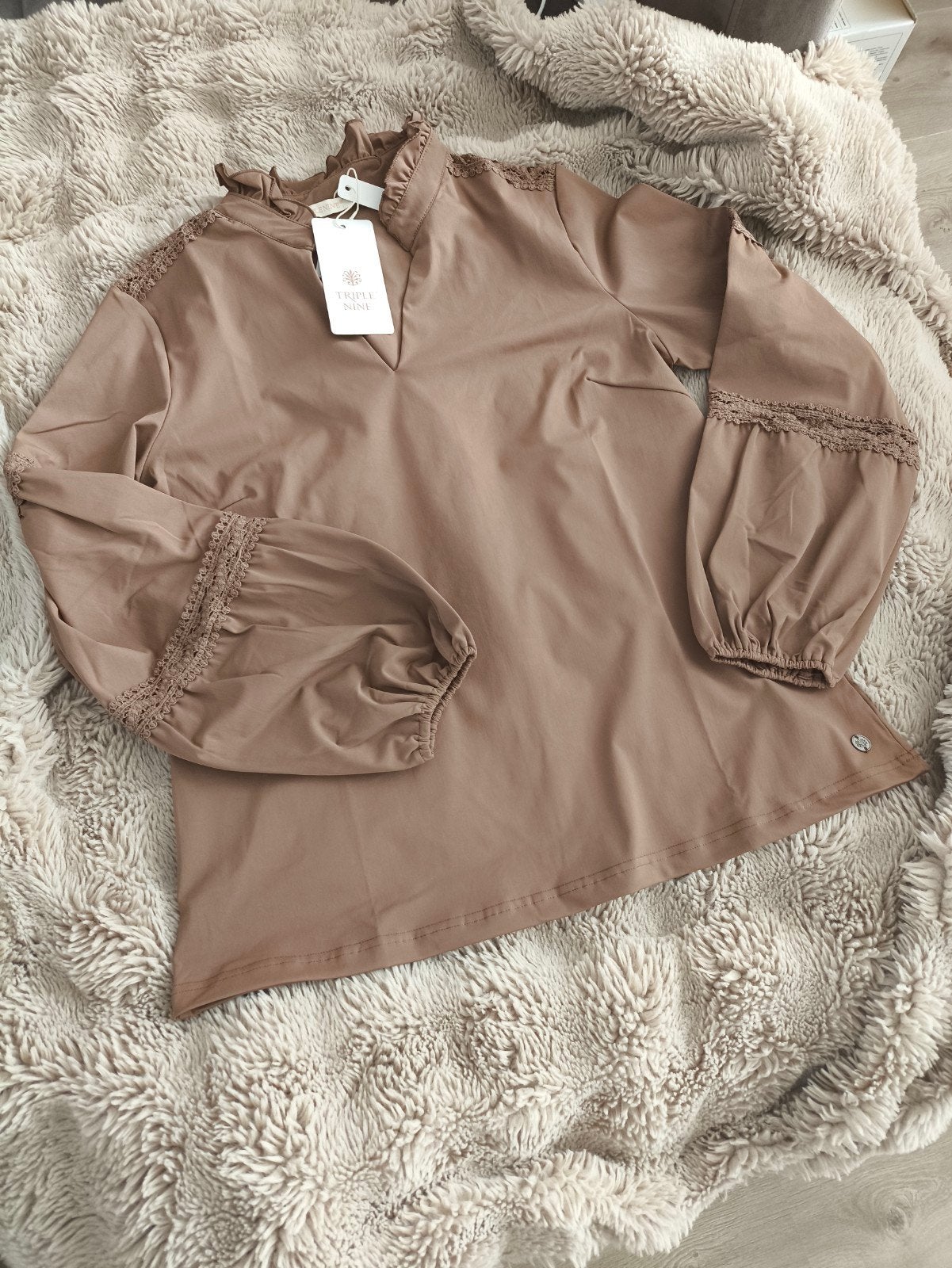 Triple Nine blouse met kanten details - Nieuw met kaartjes, Triple Nine, Bruin, Maat 42/44 (L), Nieuw