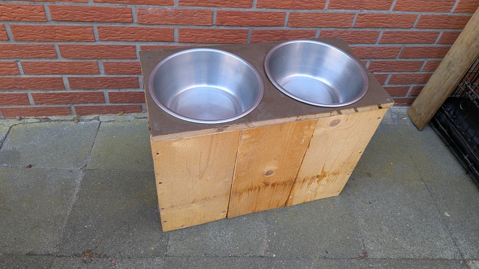 Grote honden bakken met houten standaard, Ophalen, Gebruikt