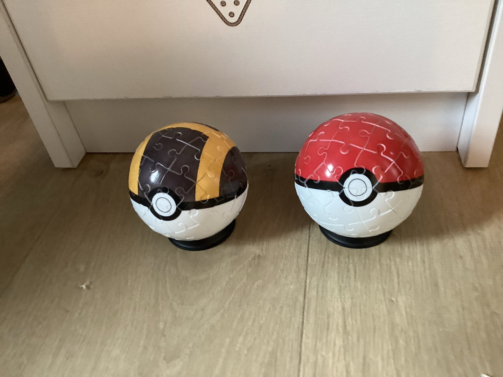 Twee Pokémon ballen met houdertje, Hobby en Vrije tijd, Verzamelkaartspellen | Pokémon, Ophalen of Verzenden, Zo goed als nieuw