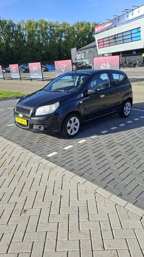 Chevrolet Aveo 1.2 16V 3D 2010 Zwart, Auto's, Voorwielaandrijving, Stof, 40 €/maand, 4 cilinders