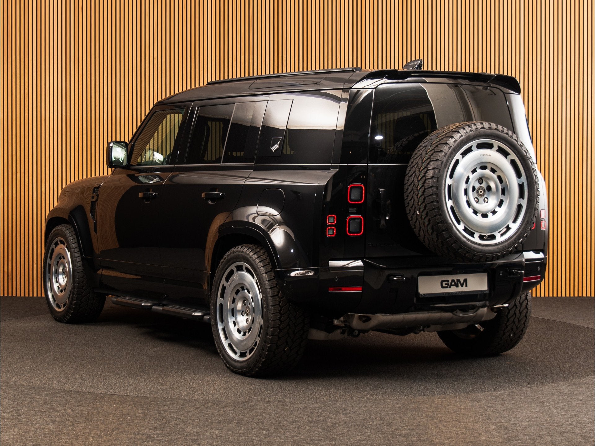 Land Rover Defender 110 2.0 P300e 110 X-Dynamic HSE HERITAGE, Auto's, Automaat, Gebruikt, Zwart, 4 cilinders