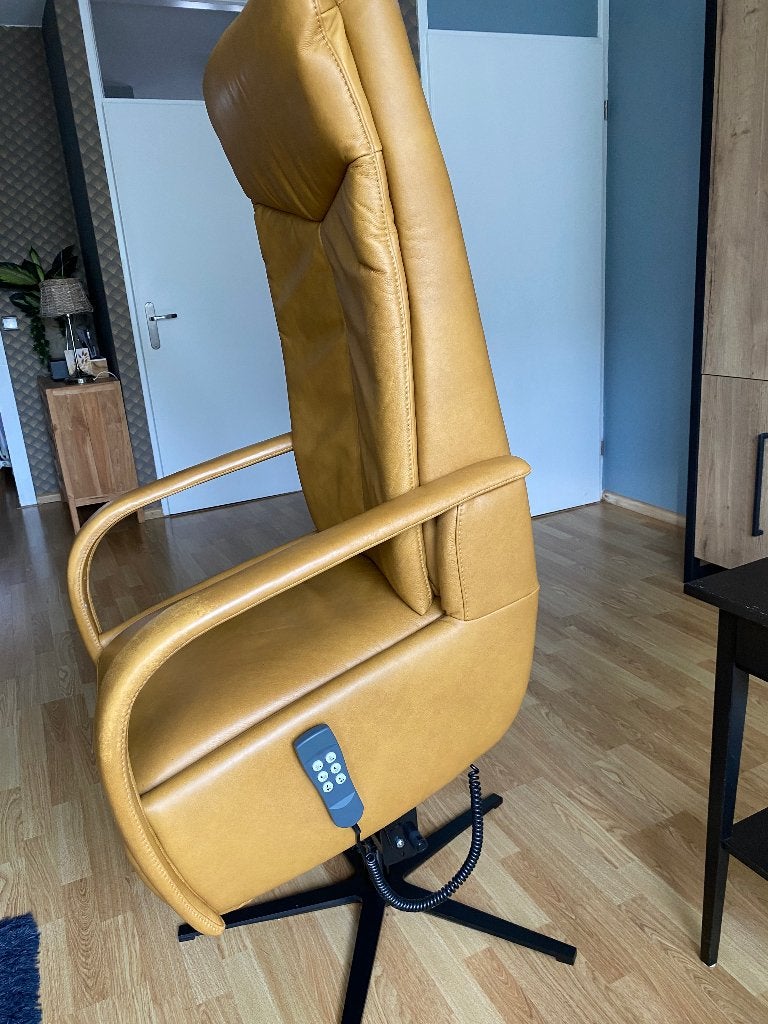 Elektrische Relax sta- op Fauteuil, Ophalen, Zo goed als nieuw, 50 tot 75 cm, Leer