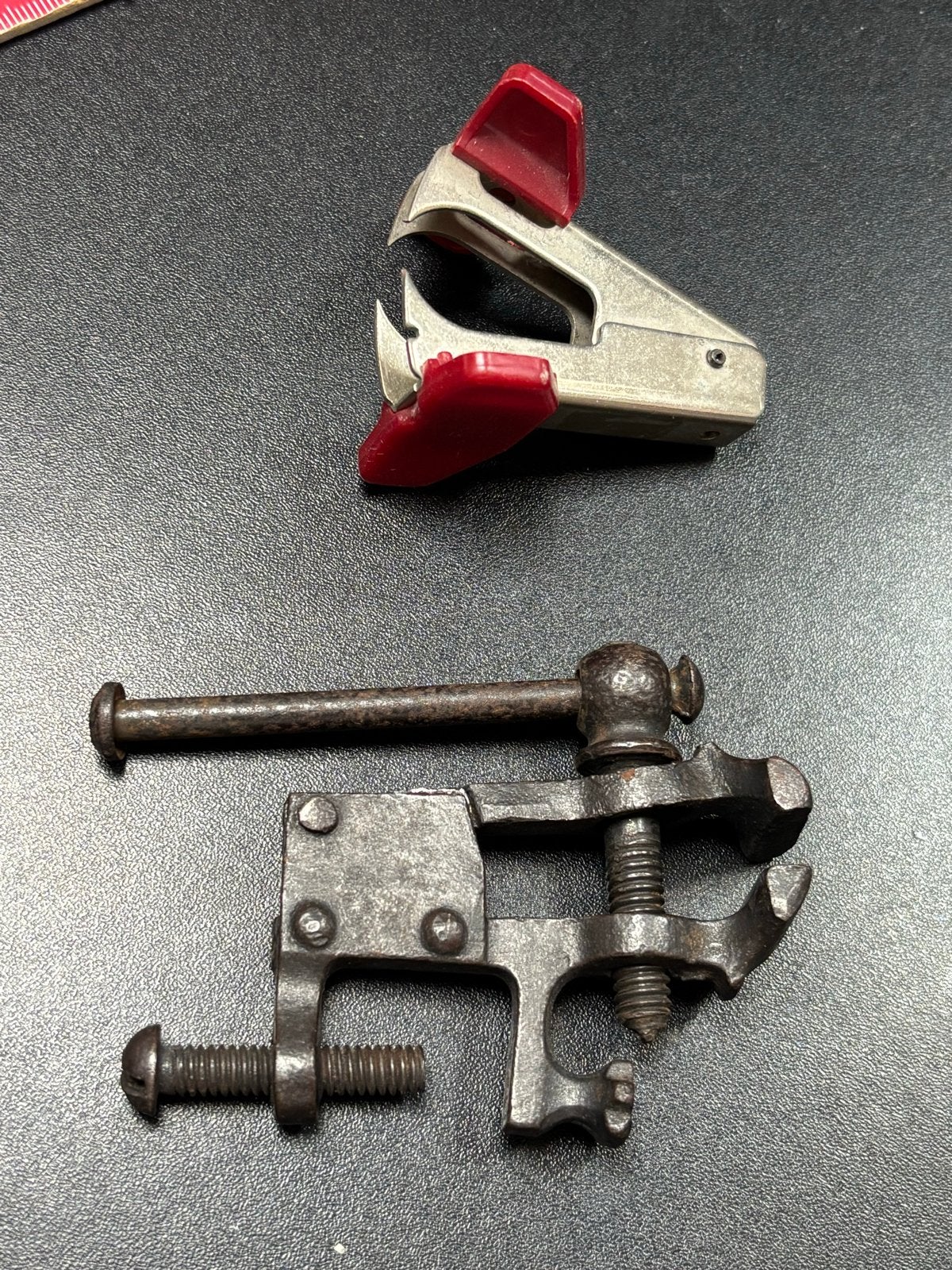 Oude Miniatuur Bankschroef - Vintage Werkbank Gereedschap, Ophalen of Verzenden