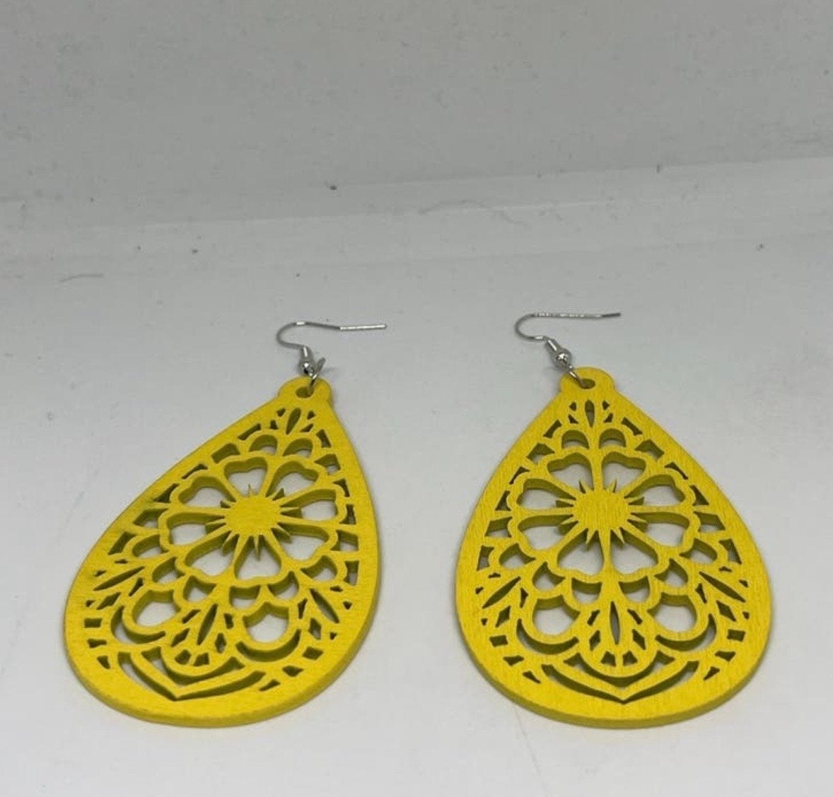 Nieuwe gele houten oorbellen met opengewerkt design, Sieraden, Tassen en Uiterlijk, Oorbellen, Overige materialen, Hangers, Verzenden