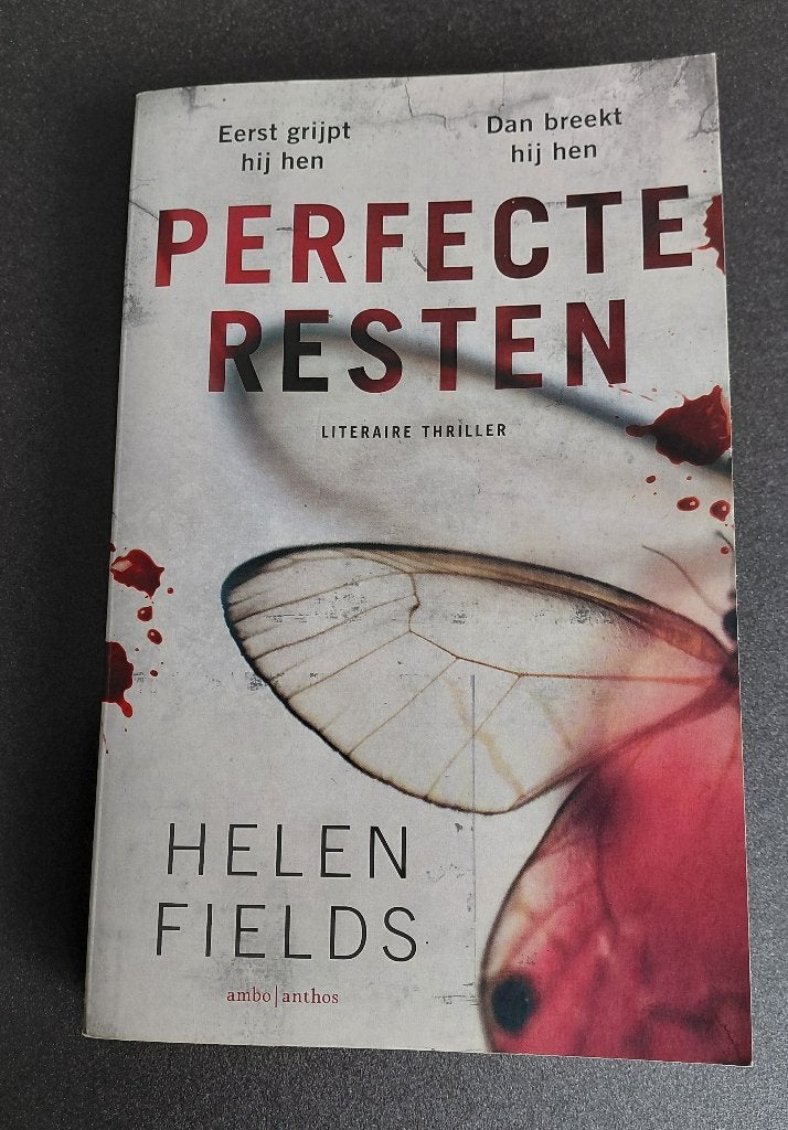 Helen Fields - Perfecte resten, Boeken, Thrillers, Gelezen, Europa overig, Ophalen of Verzenden