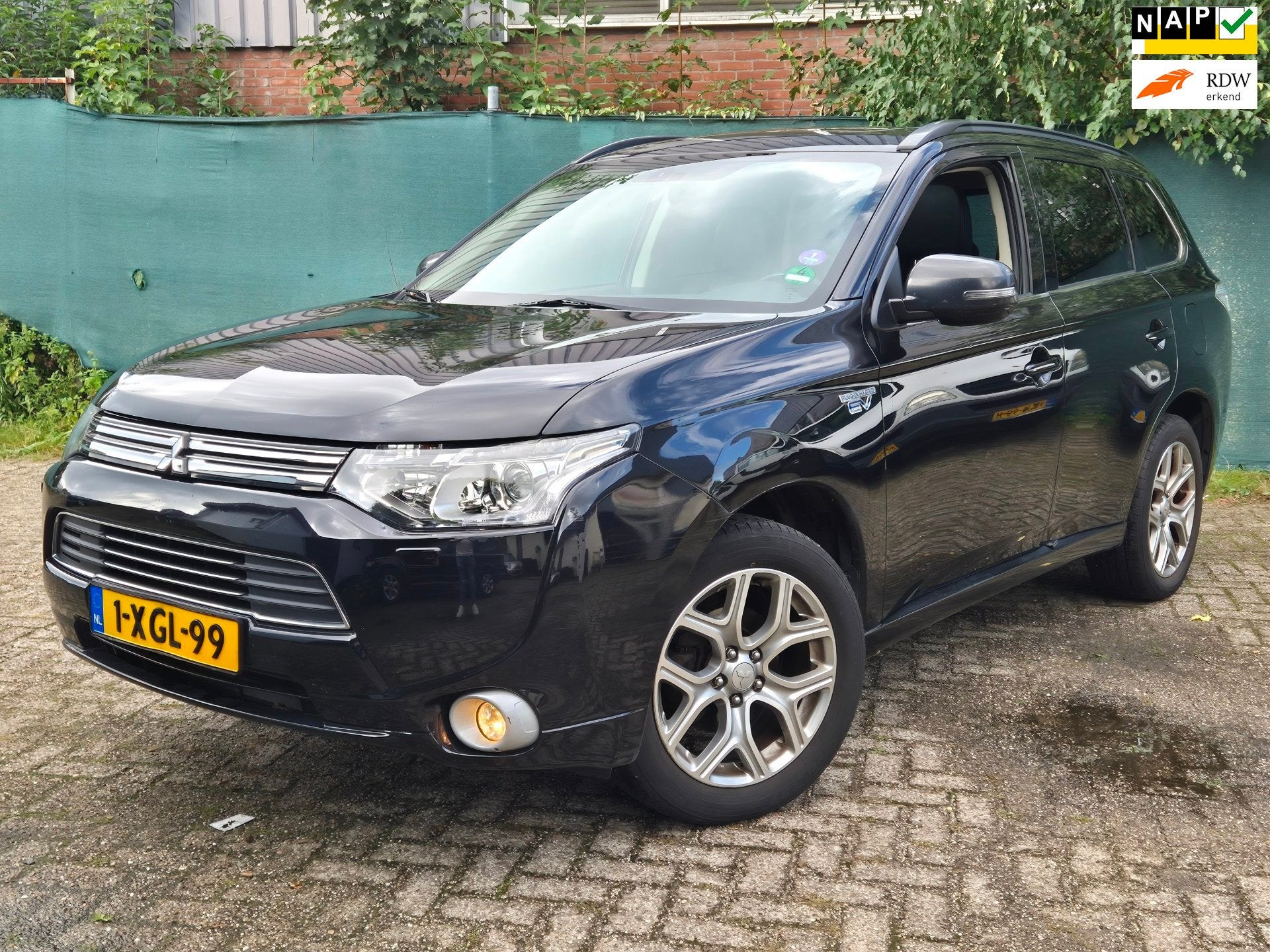 Mitsubishi Outlander 2.0 PHEV 4WD Instyle AUT. *Hybride* inr, Zwart, 4 cilinders, Zwart, Vierwielaandrijving
