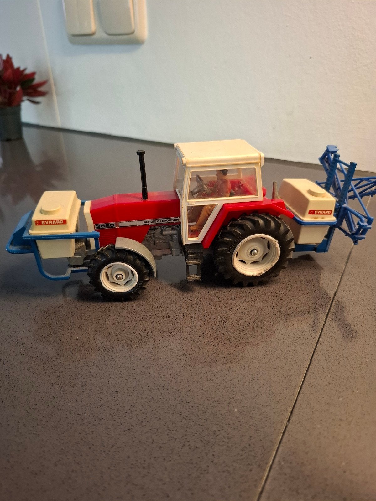 Te koop britains mf 3680 met evard spuit, Ophalen of Verzenden, Zo goed als nieuw, Tractor of Landbouw, Britains
