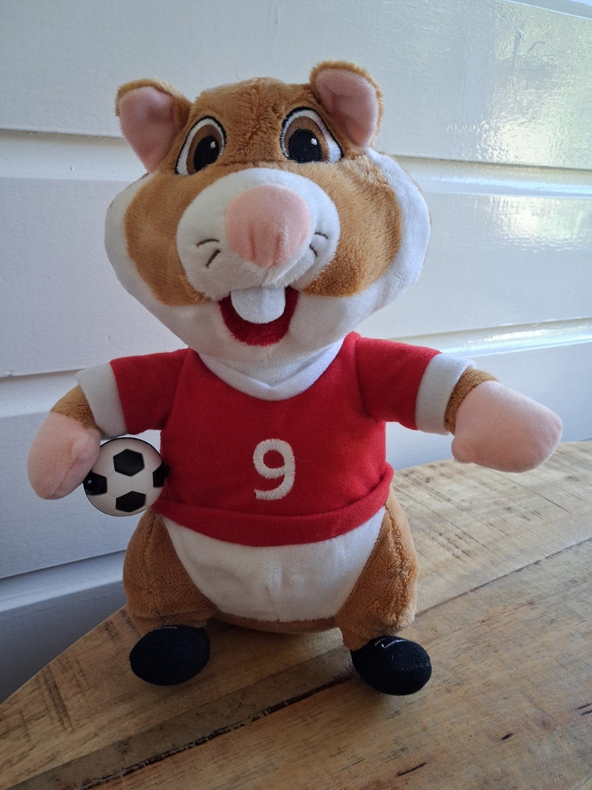 AH Hamster Voetballer nr 9 - rood, Hamster, Ophalen of Verzenden, Middelgroot (20 tot 80 cm), Met kleding of accessoire