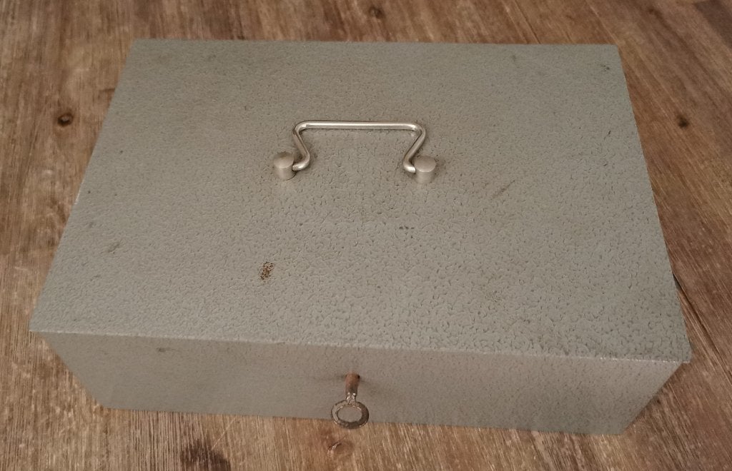 Vintage Metalen Geldkist minikluis Safety, Ophalen of Verzenden, Gebruikt, Metaal of Blik, Overige thema's