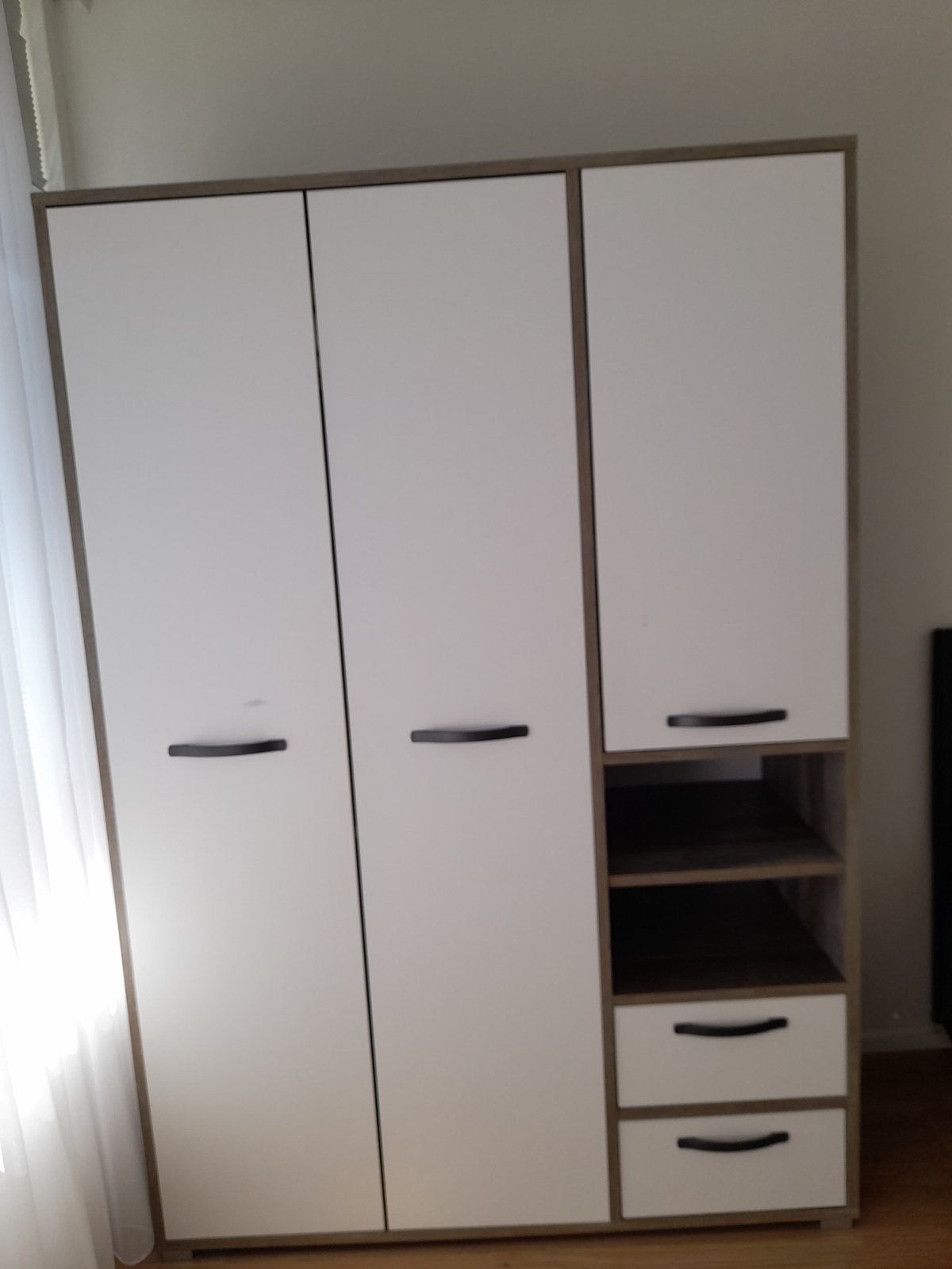 Moderne kledingkast met 3 deuren en lades, Huis en Inrichting, Ophalen, 100 tot 150 cm, Zo goed als nieuw, Met lade(s)