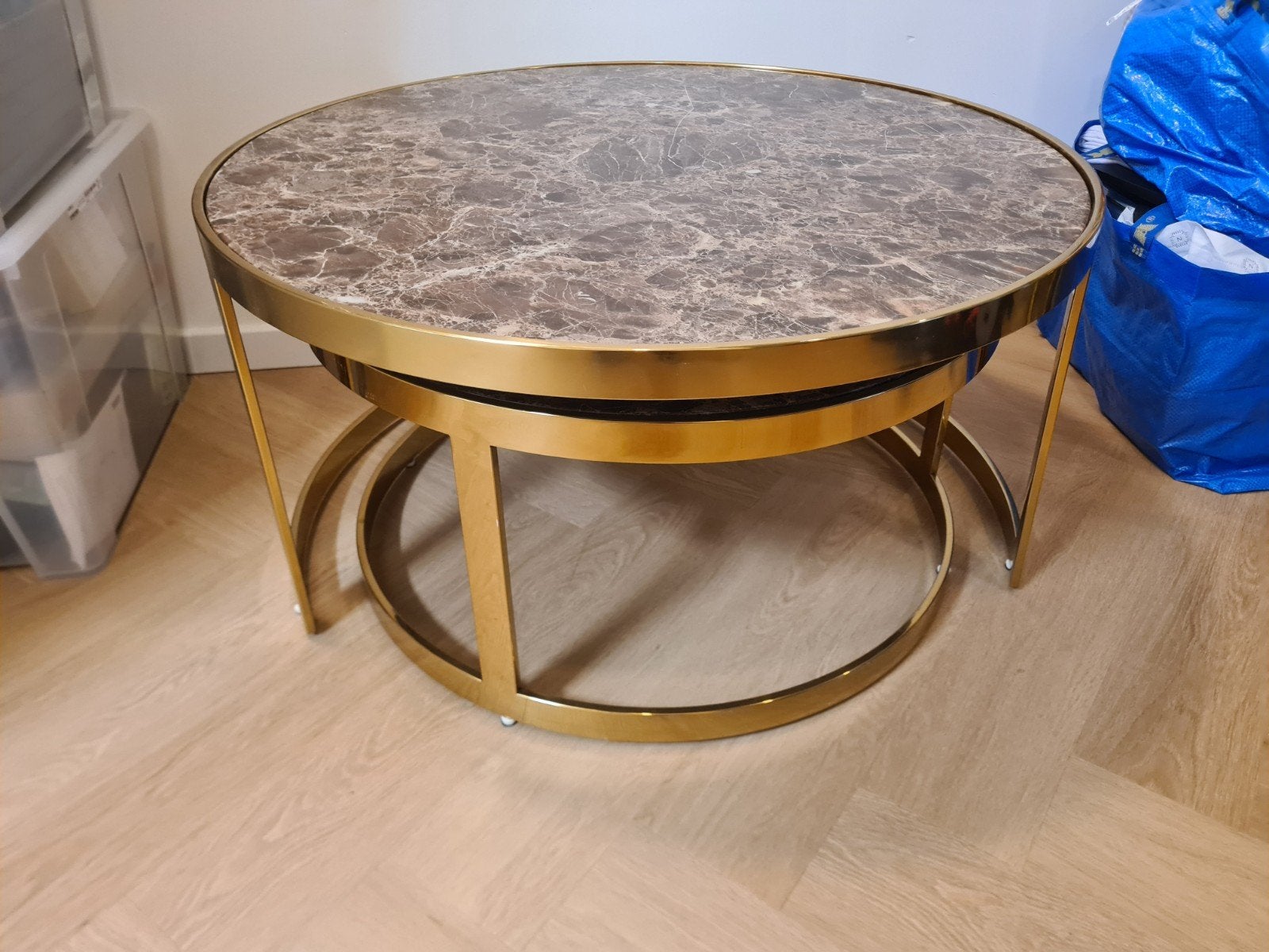 Set van 2 salontafels: marmeren blad, messing frame, Ophalen