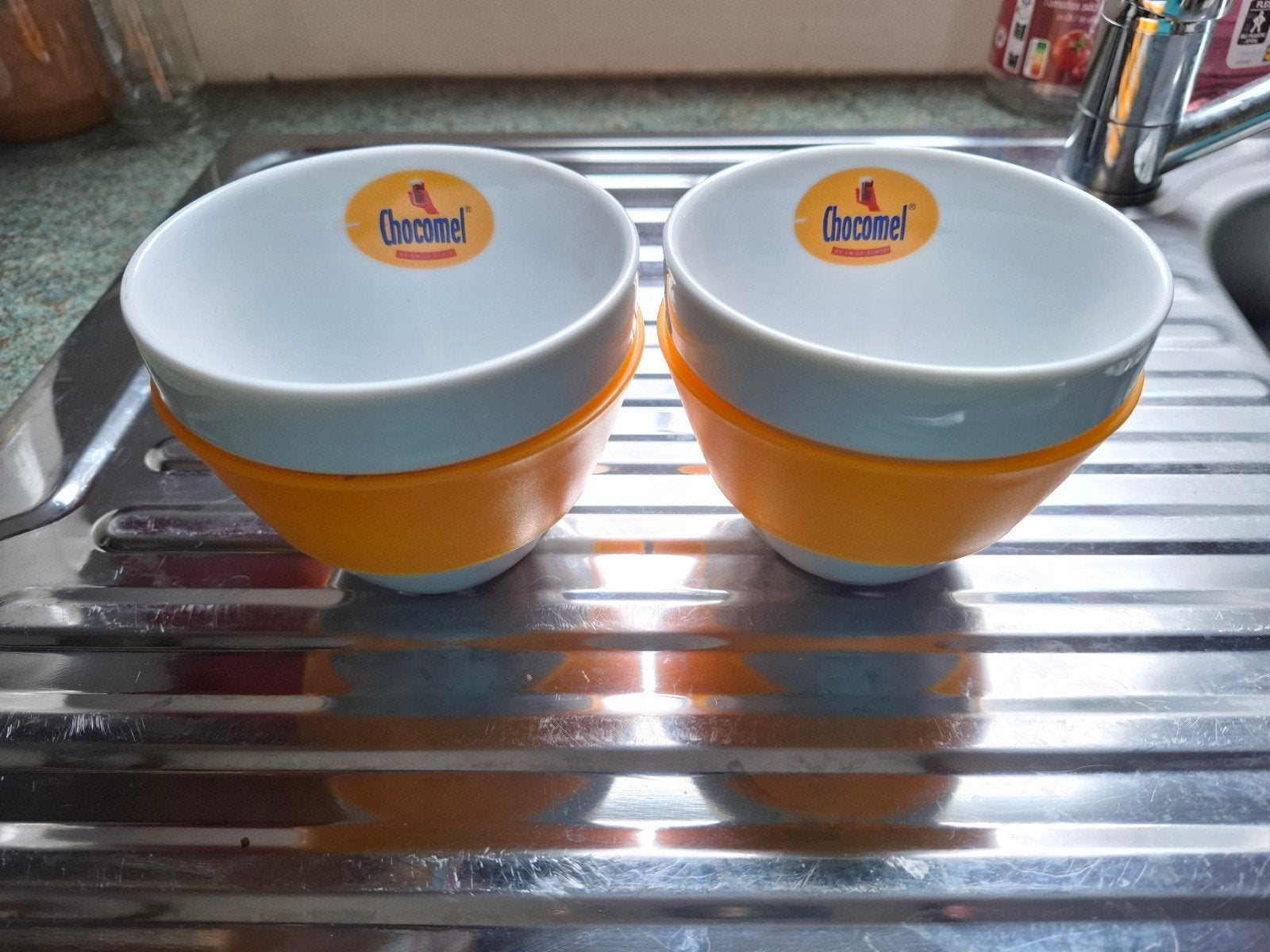 2 originele Chocomel kommetjes en 1 beker, Ophalen of Verzenden, Zo goed als nieuw, Kom(men), Overige stijlen