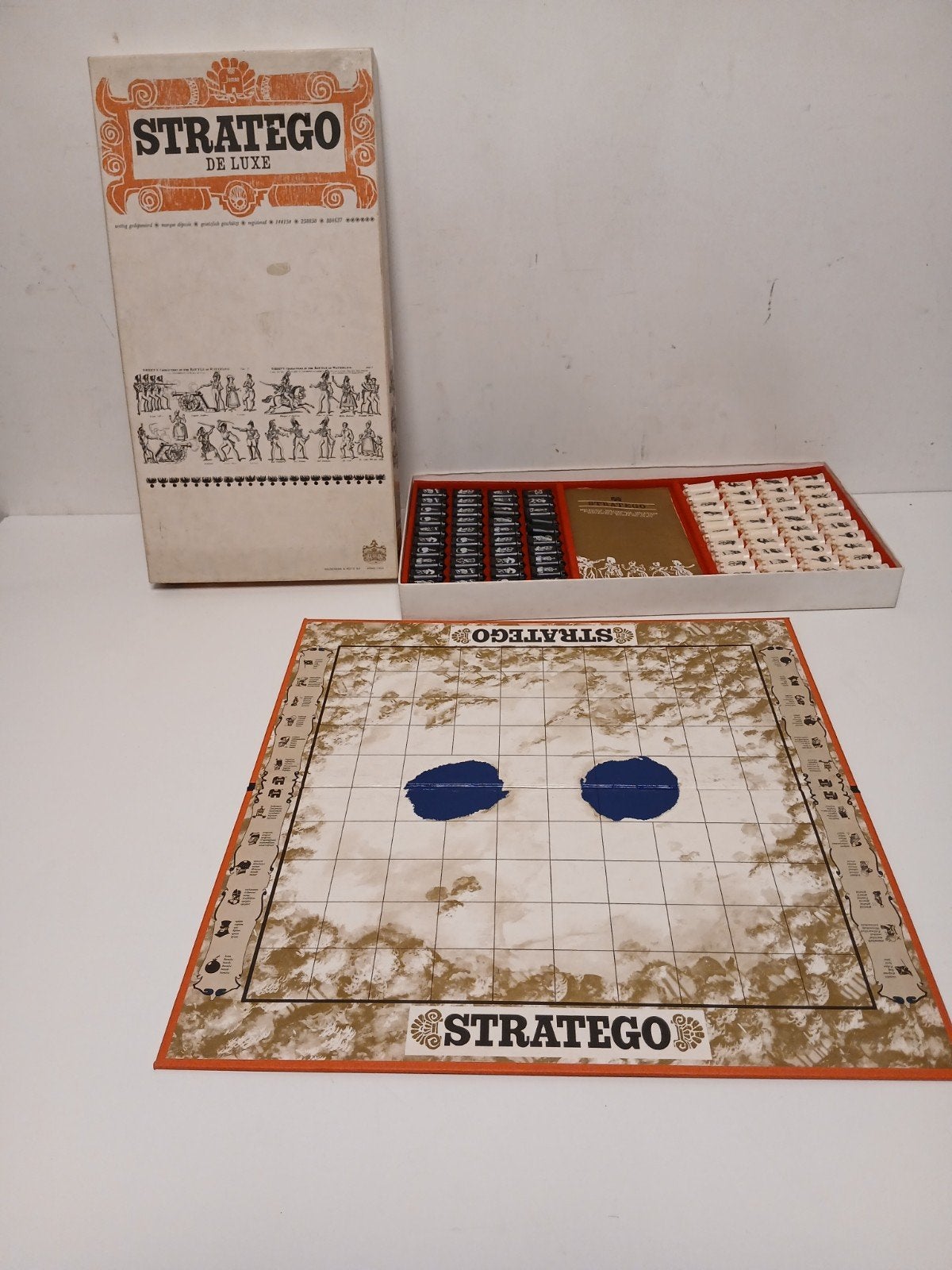 Vintage stratego de luxe met zwarte en witte pionnen, Hobby en Vrije tijd, Gezelschapsspellen | Bordspellen, Ophalen of Verzenden