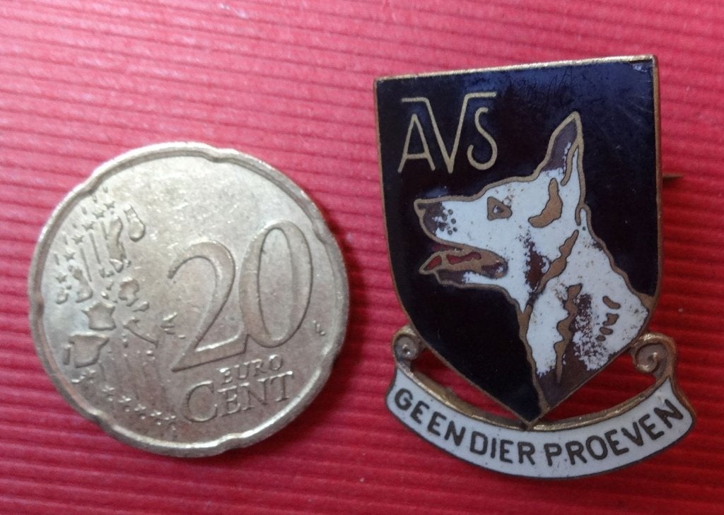 grote emaille speldje AVS Anti Vivisectie Stichting, Ophalen of Verzenden, Zo goed als nieuw, Dier of Natuur, Speldje of Pin