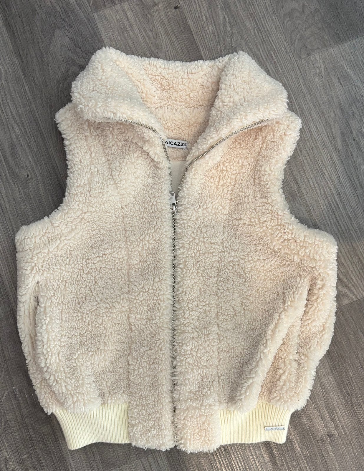 Beige teddy gilet van Maicazz, Kleding | Dames, Bodywarmers, Ophalen of Verzenden, Zo goed als nieuw, Maat 34 (XS) of kleiner