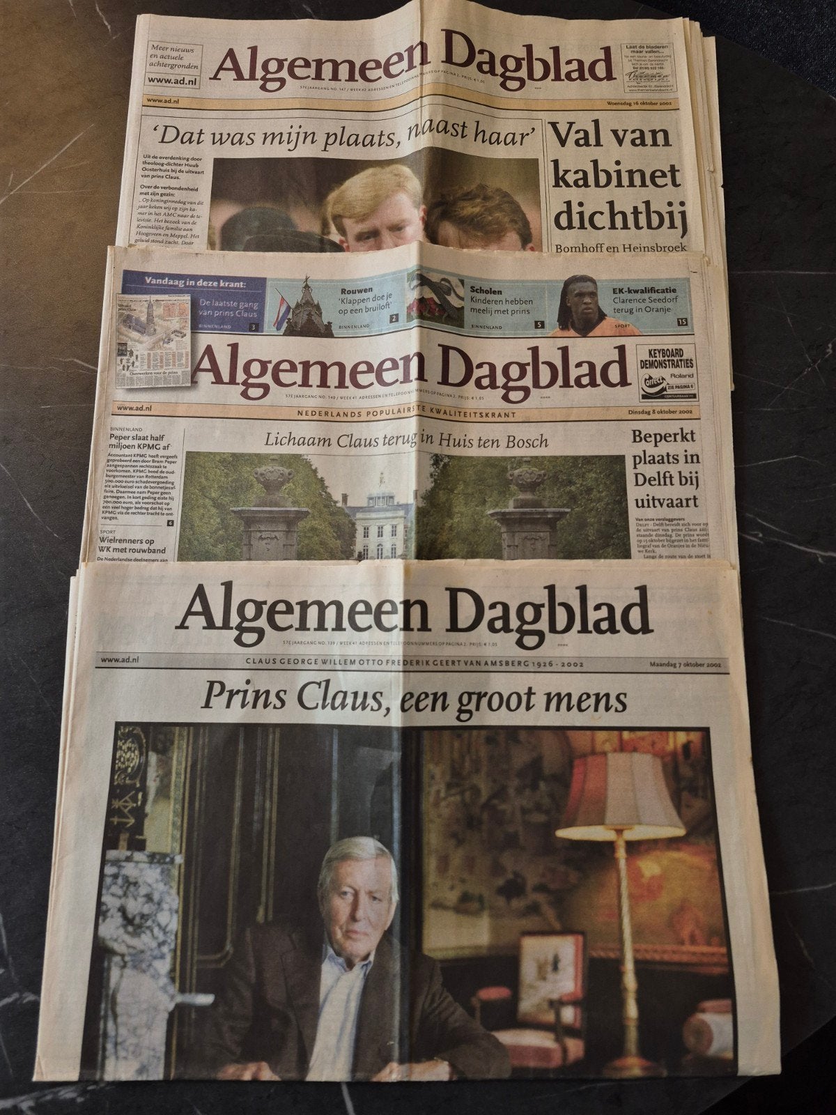 Algemeen Dagblad - Overlijden Prins Claus (2002), Ophalen of Verzenden, Gelezen, Krant